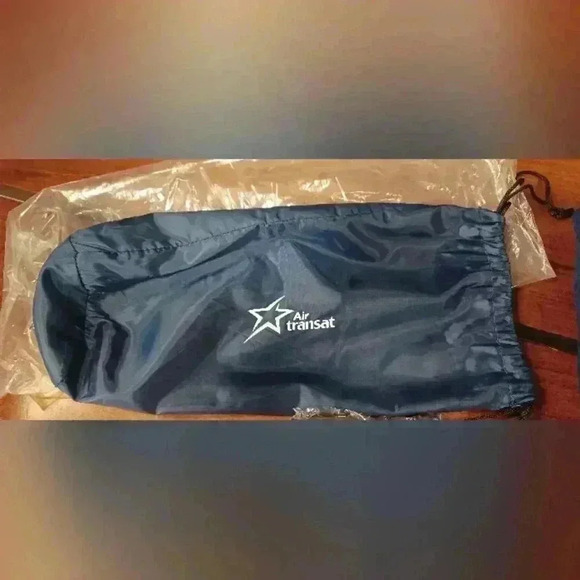 Air Transat Comfort Kit Fleece Blanket, Sleep Mask and Inflatable Neck Pillow - Picture 5 of 7